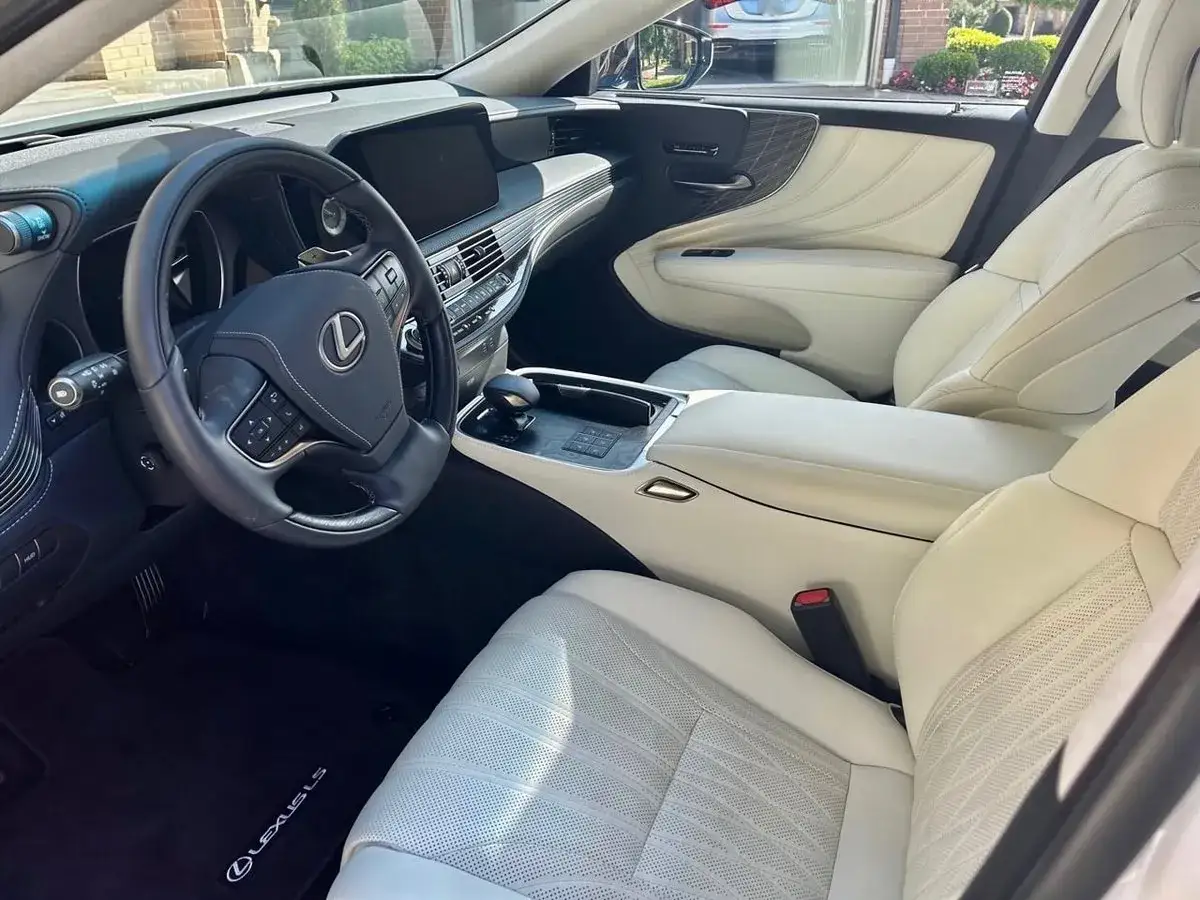 Wnętrze Lexus LS 500 z jasną, skórzaną tapicerką i elegancką deską rozdzielczą.