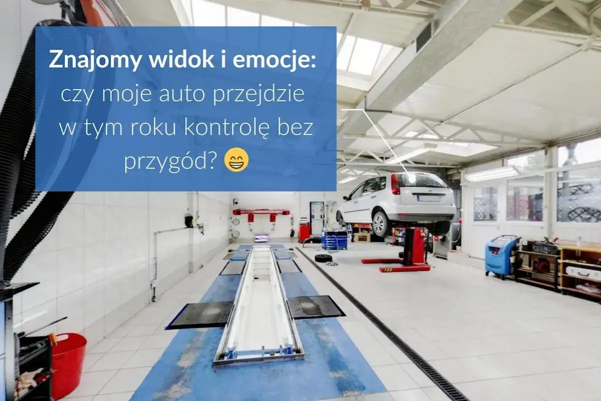 Warsztat samochodowy z podniesionym autem na podnośniku. Czy moje auto przejdzie badanie techniczne po terminie bez przygód?