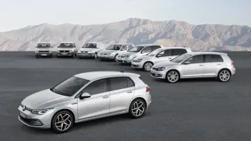 Ewolucja Volkswagena Golfa: od klasycznego modelu po najnowszy golf 9, prezentowane w scenerii gór.