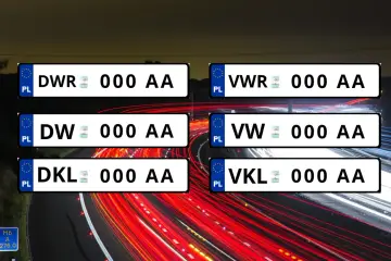 Sześć polskich tablic rejestracyjnych z różnymi oznaczeniami, np. DWR 000 AA, na tle nocnej autostrady.