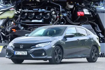 Szary sedan Honda Civic 10 z widocznym silnikiem w tle.