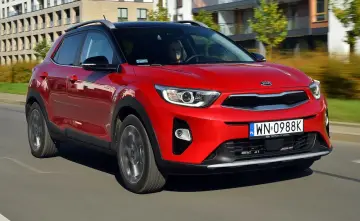 Czerwony Kia Stonic w ruchu miejskim. Kierowca zadowolony, co potwierdzają pozytywne kia stonic opinie.