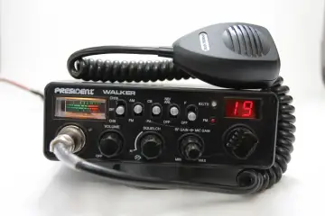 Radiotelefon President Walker z mikrofonem. Na wyświetlaczu cyfrowym kanał 19. Urządzenie do cb rejestracja.
