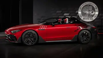 Czerwony, sportowy roadster Mercedes 2025 z numerem 10 na drzwiach, gotowy do wyścigu.