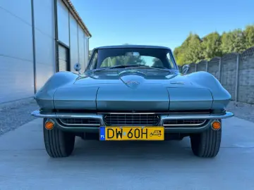 Klasyczny zielony corvette c2 z polskimi tablicami rejestracyjnymi DW 60H.