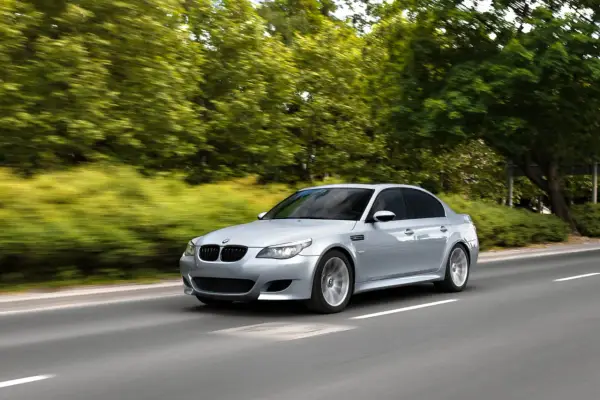 BMW M5 E60 - Czy warto kupić V10 w 2026? Ceny, usterki
