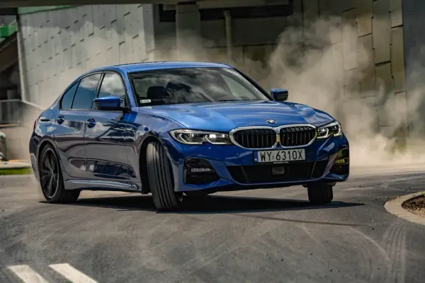 BMW 330i xDrive - Czy to najlepszy wybór w serii 3? Poznaj fakty