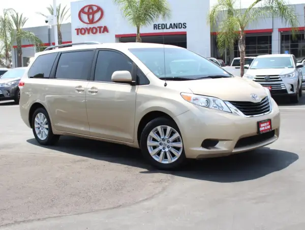 Toyota Sienna - Czy warto sprowadzić ten hybrydowy minivan z USA?