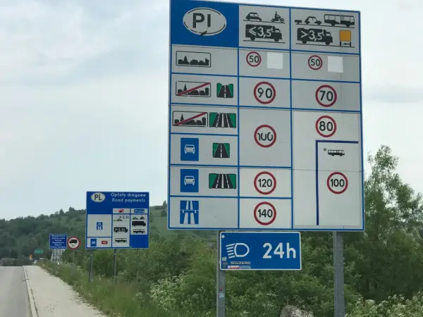 Prędkość w terenie zabudowanym - Jakie są aktualne limity i mandaty?