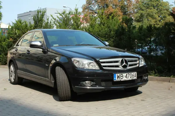 Mercedes C klasa W204 - szczegółowe informacje o specyfikacjach i osiągach