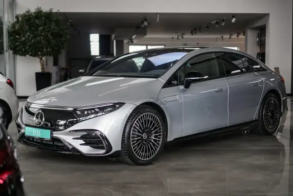 Mercedes EQE - Zasięg 688 km i luksus. Którą wersję wybrać?