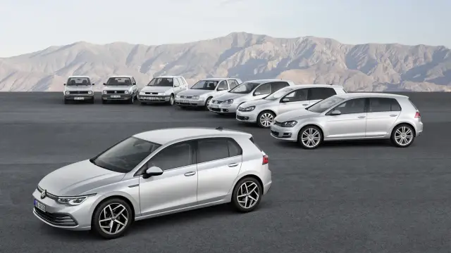 Ewolucja Volkswagena Golfa: od klasycznego modelu po najnowszy golf 9, prezentowane w scenerii gór.