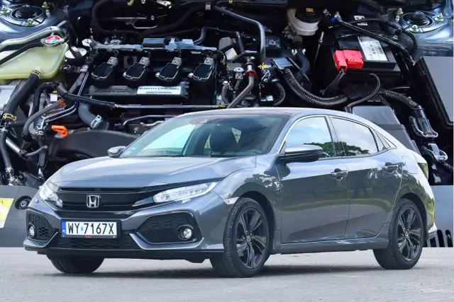 Szary sedan Honda Civic 10 z widocznym silnikiem w tle.