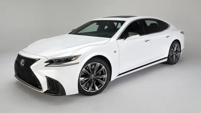 Elegancki biały Lexus LS 500 z czarnym dachem i felgami, prezentujący sportowy charakter.