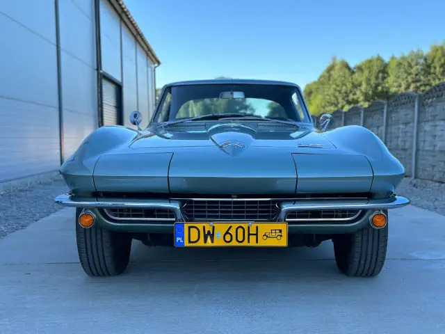 Klasyczny zielony corvette c2 z polskimi tablicami rejestracyjnymi DW 60H.