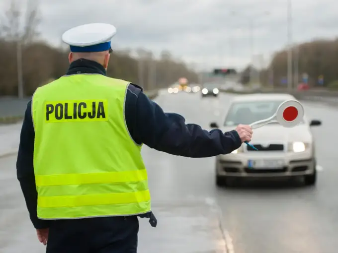 Czy trzeba mieć przy sobie prawo jazdy? Zasady w Polsce i za granicą